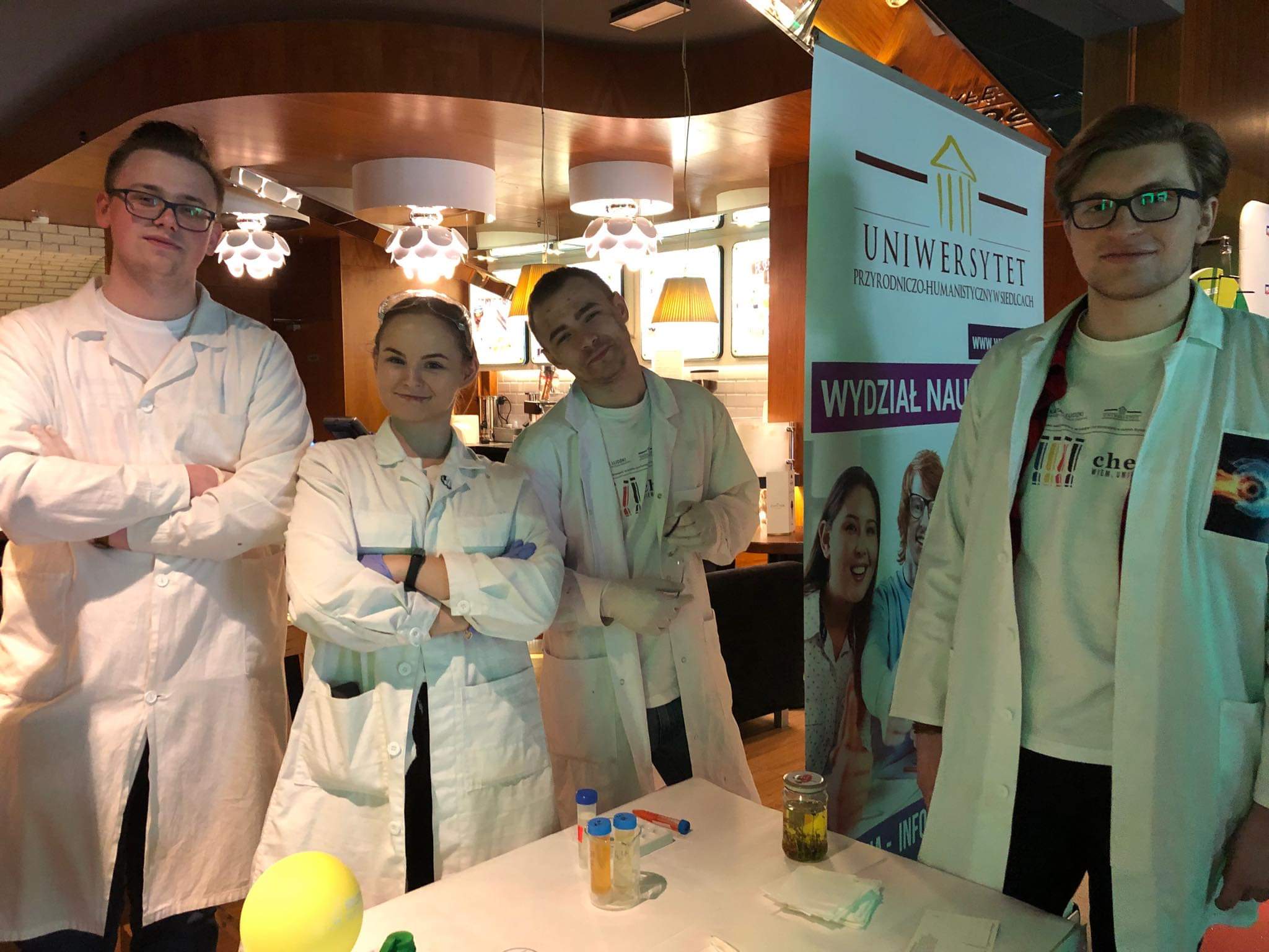 Kolorowa chemia w kinie Helios