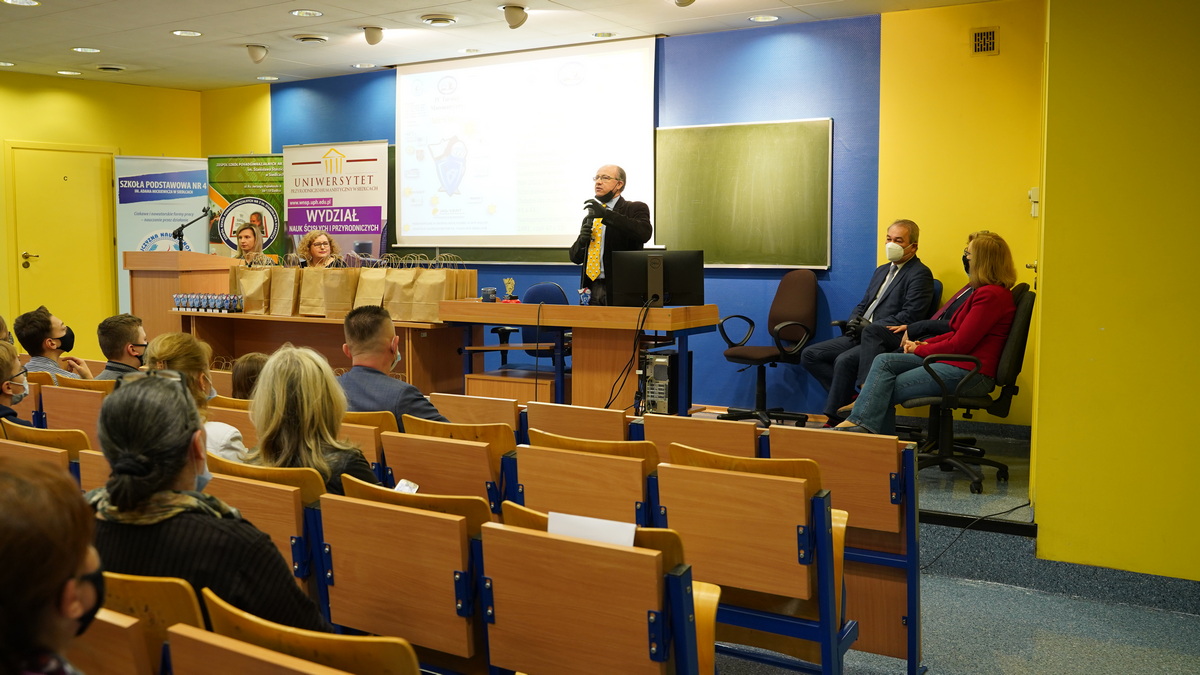 dr Marek Siłuszyk na auli wygłasza mowę otwarcia turnieju Matemaxus