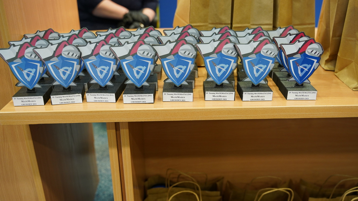 wyróżnienia z logo matemaxus przygotowane do odbioru dla zwycięzców turnieju