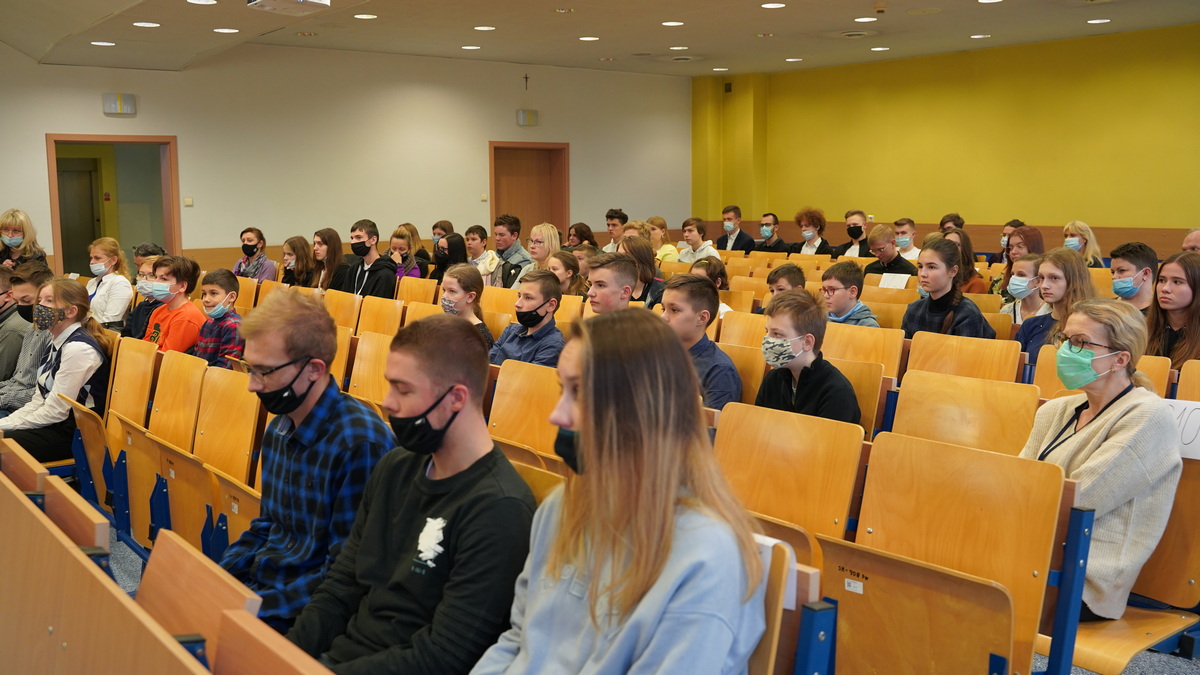 uczestnicy turnieju na auli