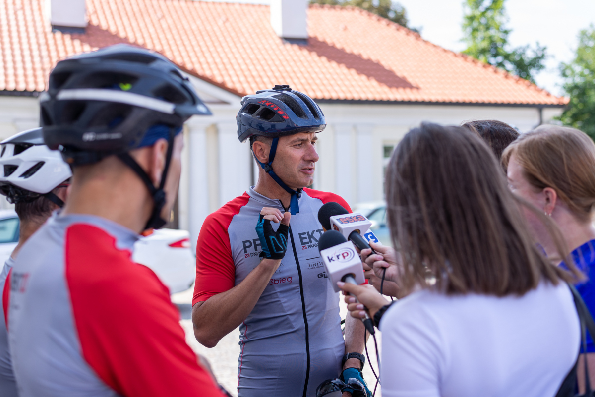 dr hab. Zbigniew Kasprzykowski udziela wywiadu na temat wyprawy rowerowej 23 parki krajobrazowe w 23 dni