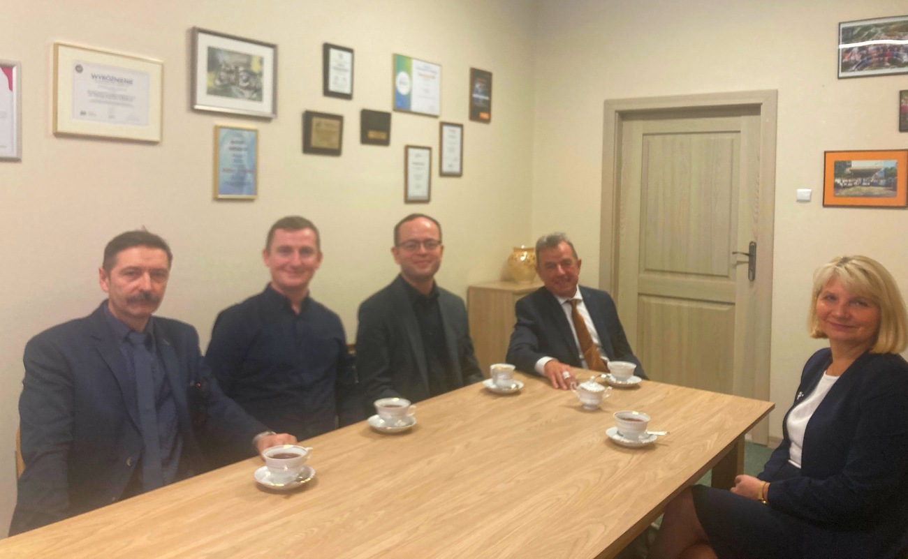 Przedstawiciele szkoły ZSP 2 i WNSP siedzą przy wspólnym stole