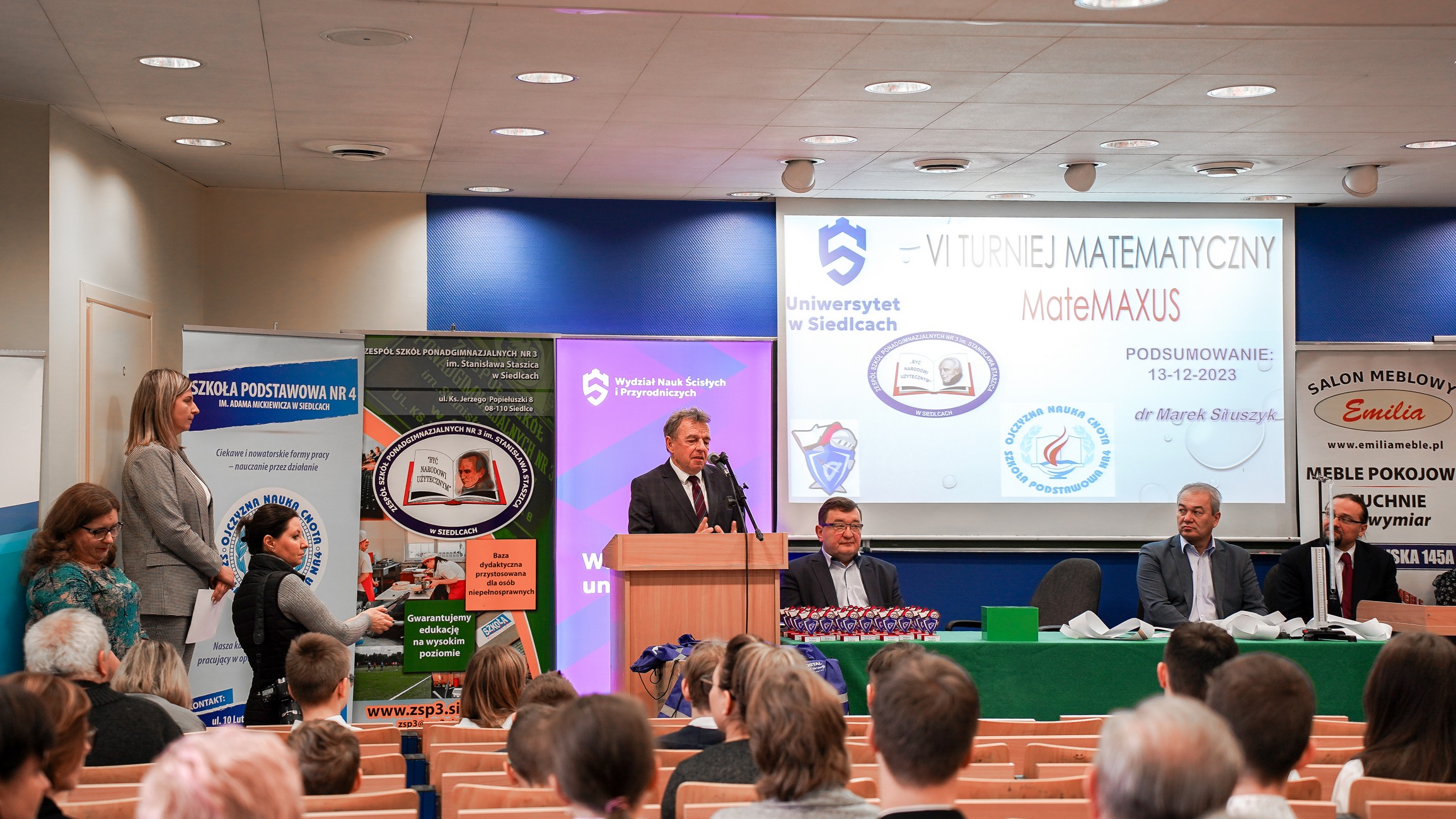 Dziekan WNSP przemawia w auli do uczestników konkursu Matemaxus