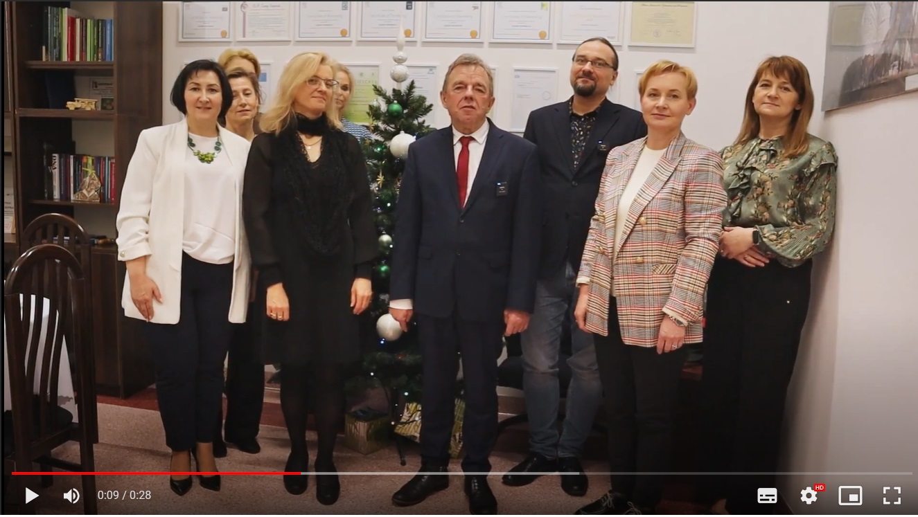 Dziekan WNSP UwS w Siedlcach w otoczeniu pracowników wydziału składa życzenia świąteczne