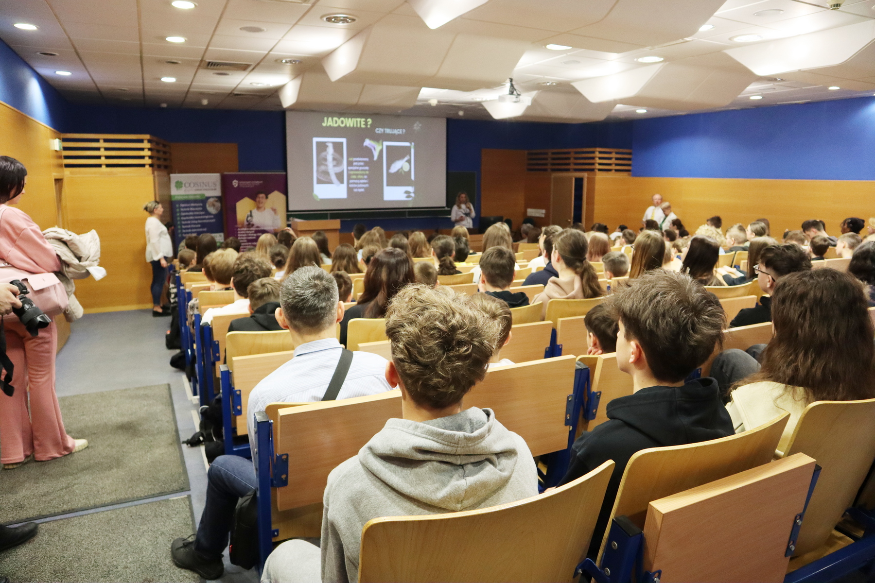 Uczniowie szkół zgromadzeni na auli podczas wykładu na I dzień wiosny