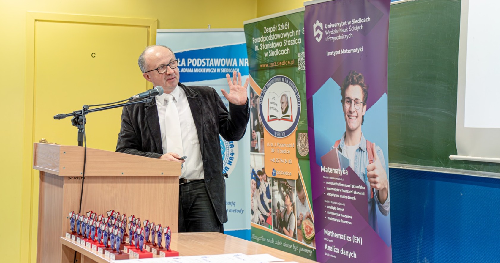 Dr M. Siłuszyk na mównicy podczas turnieju MateMaxus