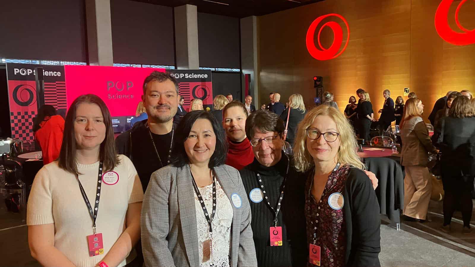 Zdjęcie grupowe uczestników kongresu POP Science w śród nich M. Stańska i A. Prusińska