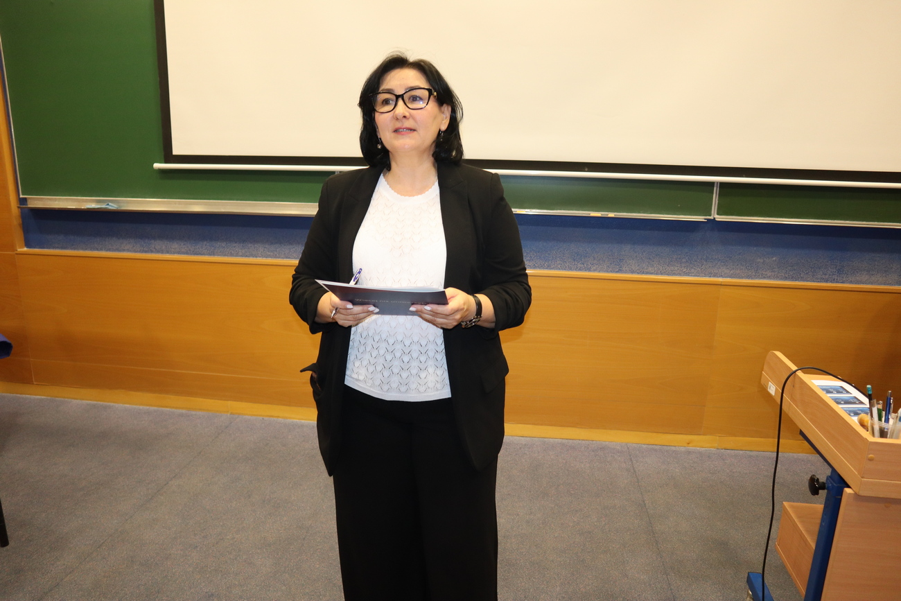 Dziekan WNSP M. Stańska podczas spotkania ze studentami I roku