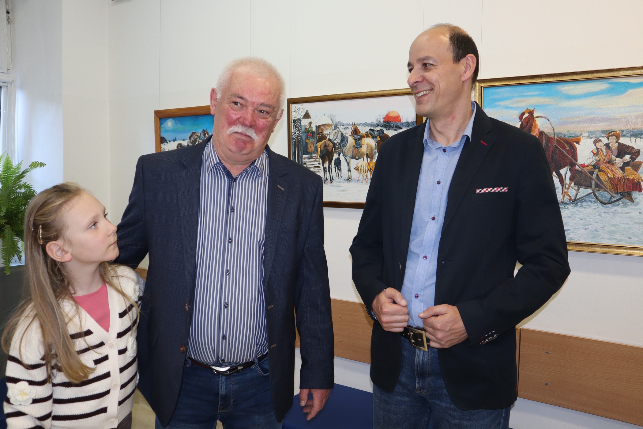 JAutor wystawy Józef Sobieszek z wnuczką i kurator wystawy Marek Pilski