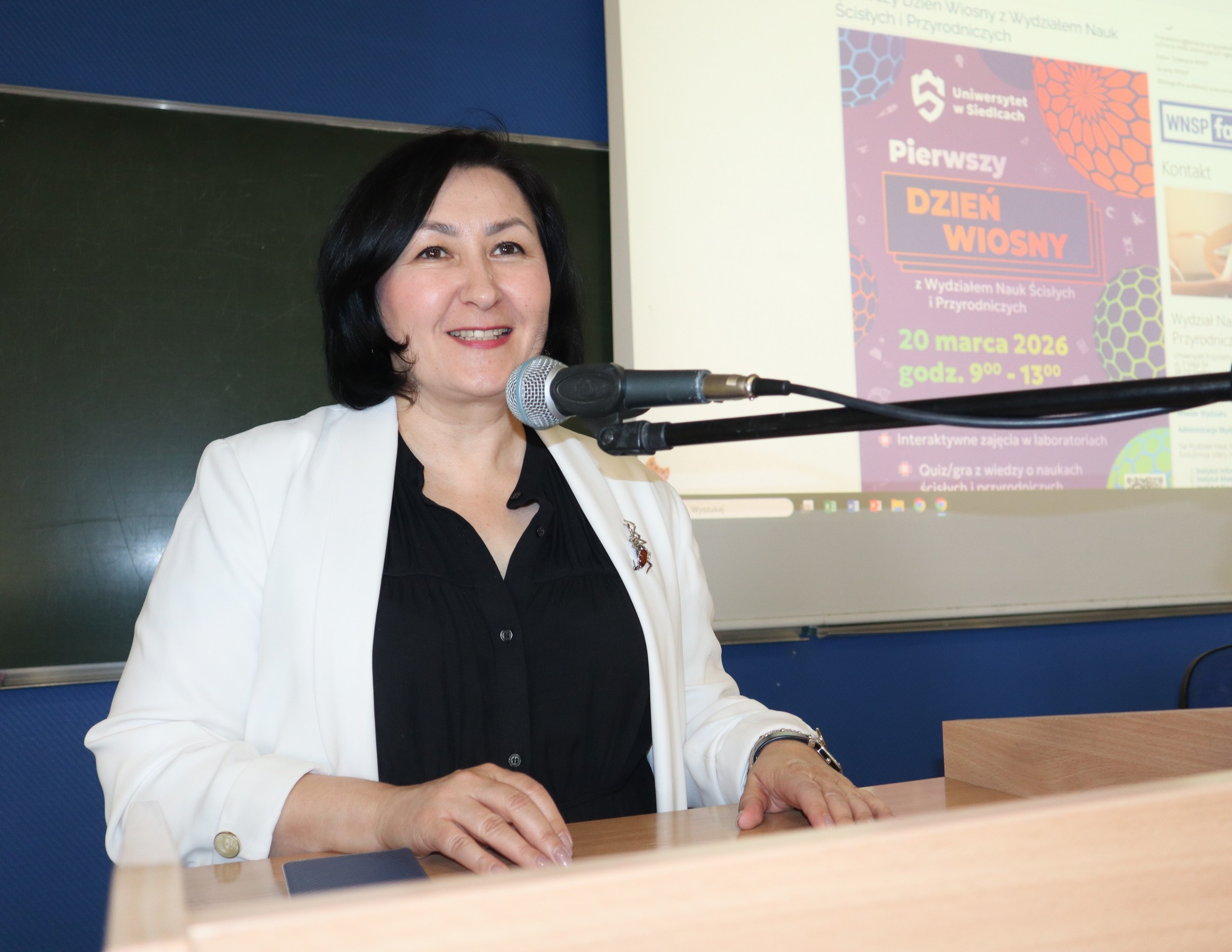 Dziekan WNSP M. Stańska na auli przemówieniem otwiera I Dzień Wiosny