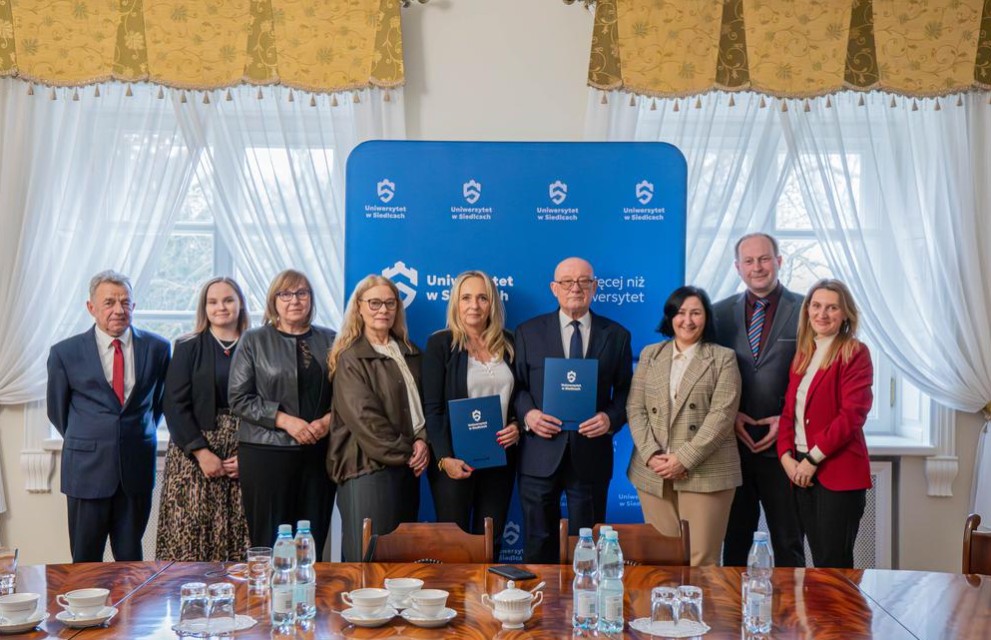 Przedstawiciele UwS i LO stoją do pamiątkowego zdjęcia