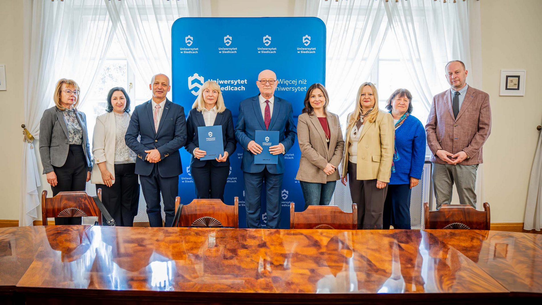 Przedstawiciele UwS i I katolickiego LO stoją do pamiątkowego zdjęcia