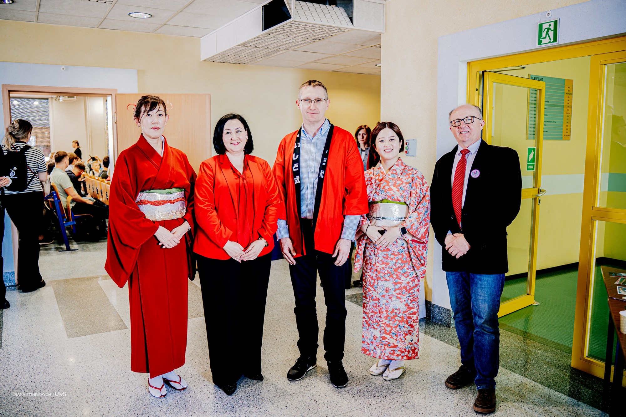 Goście z Japonii oraz przedstawiciele UwS pozujący do pamiątkowego zdjęcia