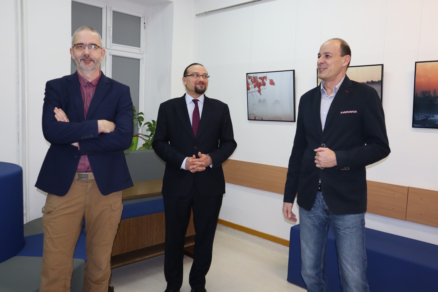Wernisaż wystawy Krzysztofa Gajca. Od lewej Krzysztof Gajc, dr Artur Niewiadomski, dr Marek Pilski.