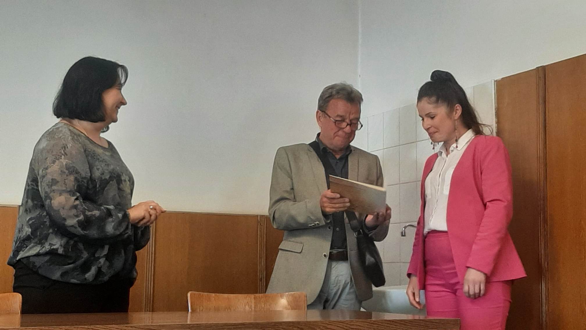Dziekan WNSP dr Cezary Sempruch wręcza pisemne podziękowania pracownikom