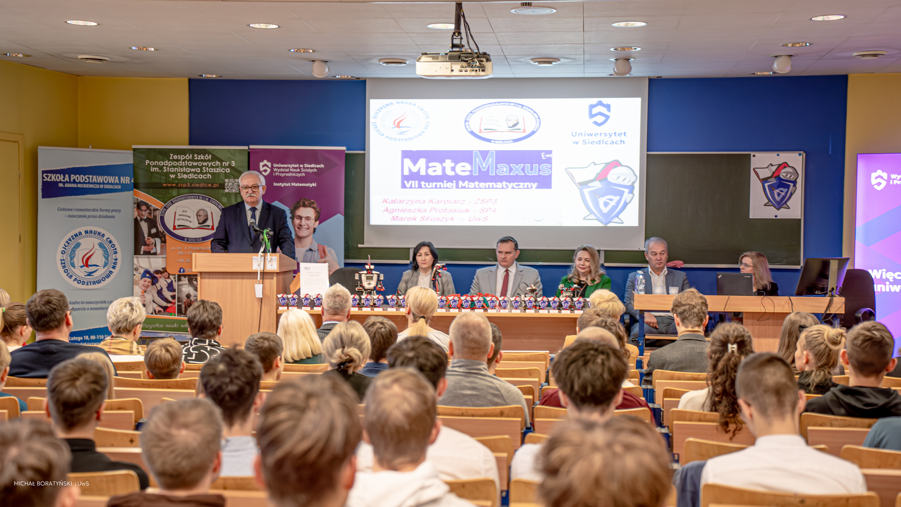 Aula wypełniona uczestnikami konkursu matemaxus