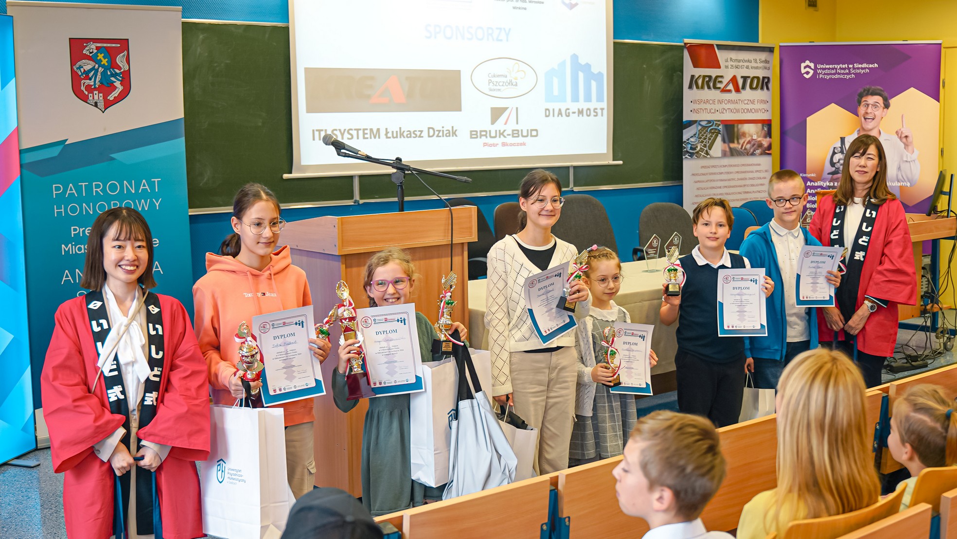 Finaliści X mistrzostw Polski w Sorobanie w dłoniach trzymają dyplomy i puchary