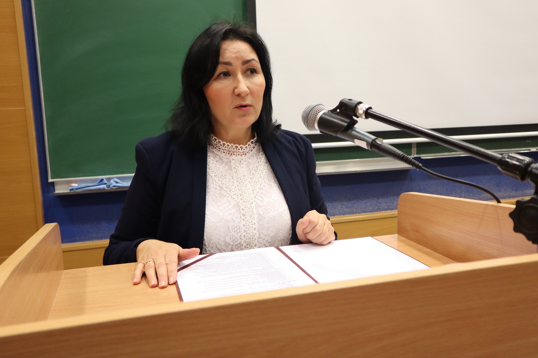 Dziekan WNSP w auli podczas spotkania ze studentami pierwszych lat studiów