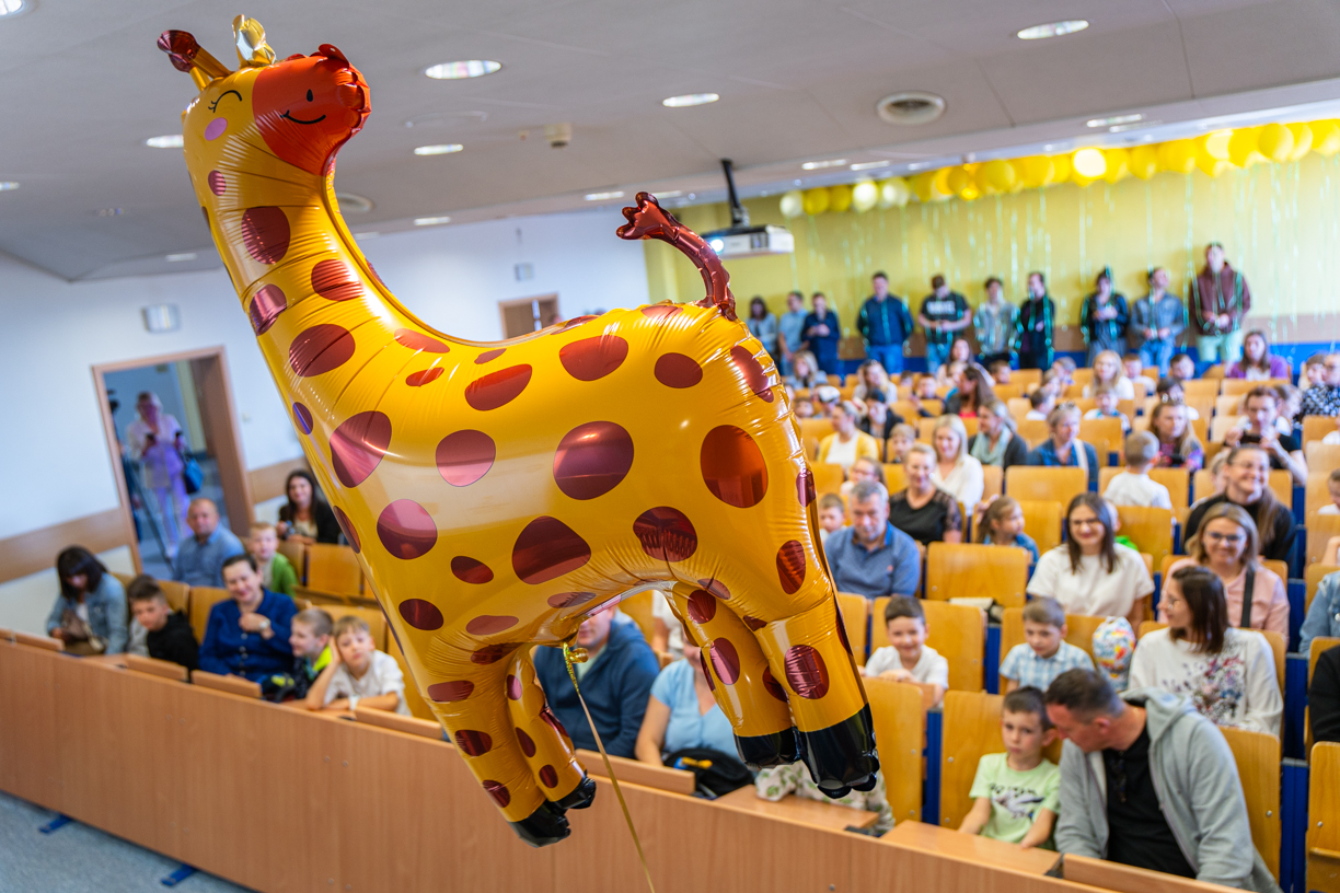 Baon w kształcie żyrafy nad uczestnikami konkursu matematycznego