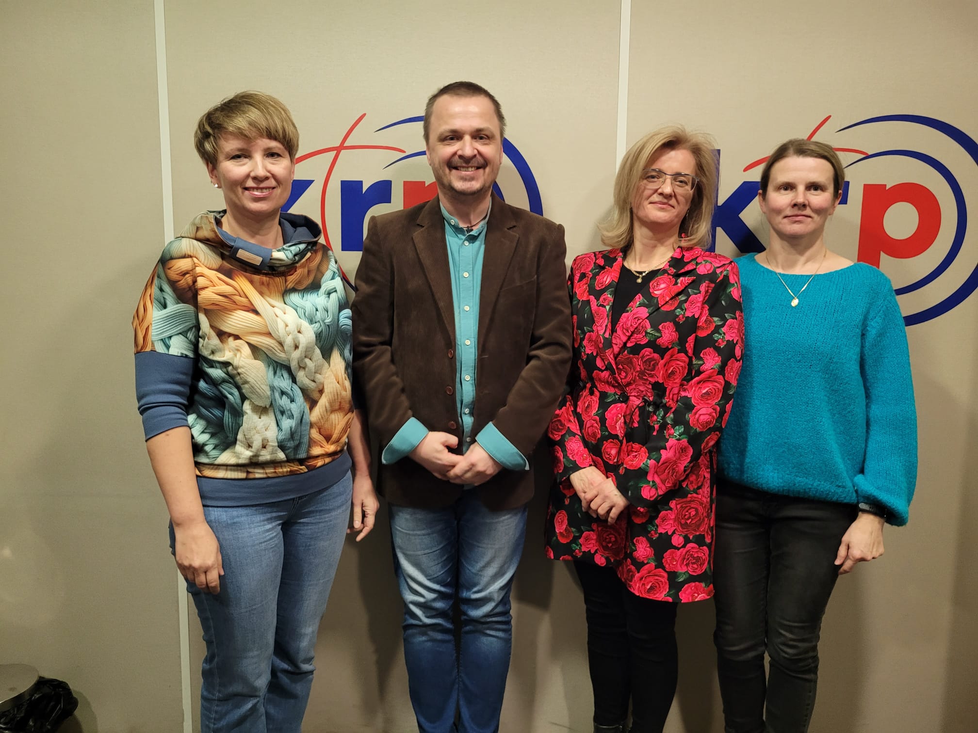 Anna Wawrzyńczak-Szaban, Agnieszka Gil-Świderska, Paweł Kryszczuk, Renata Modzelewska-Łagodzin przed ścianką Radio Podlasie