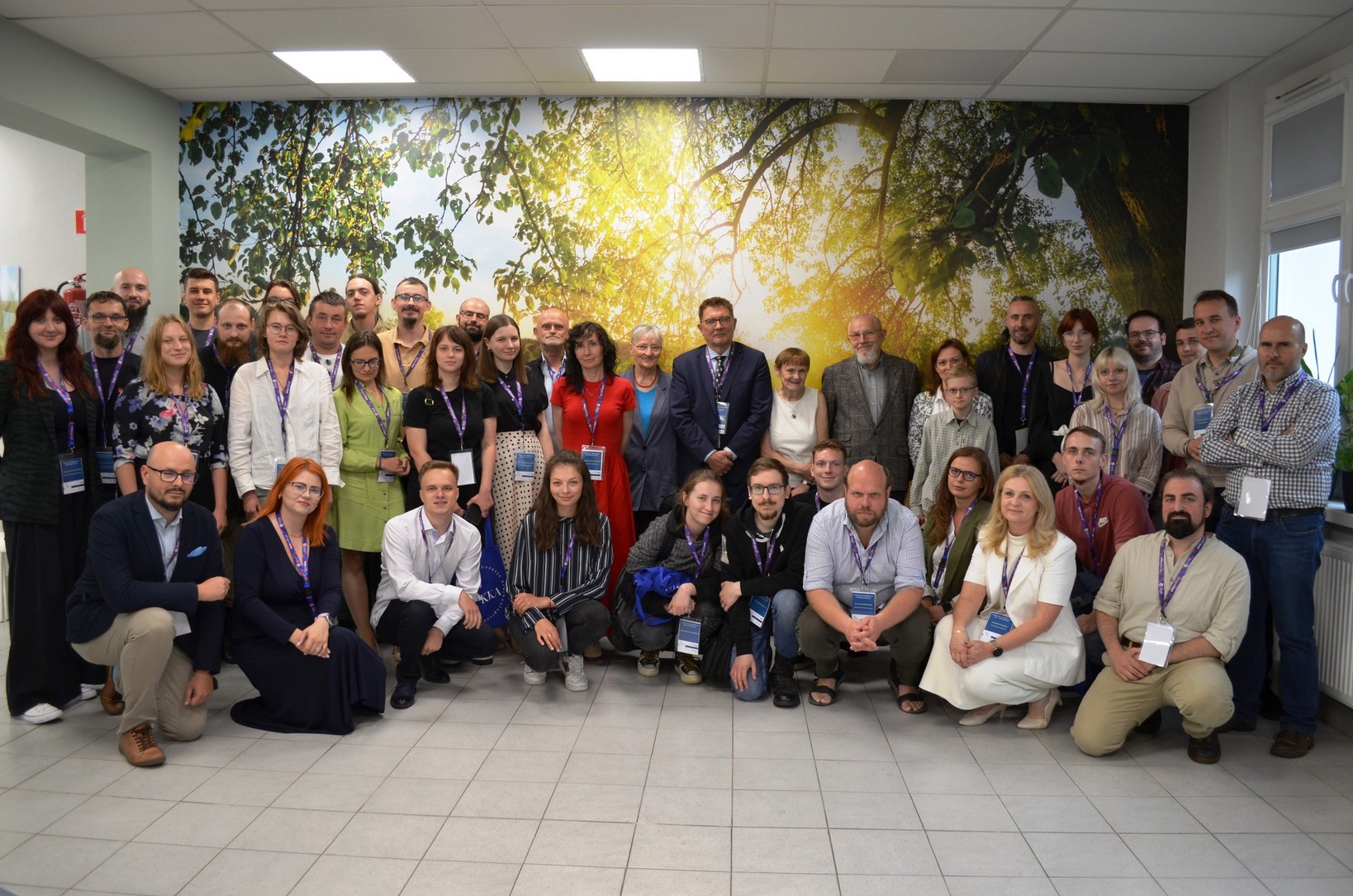 Uczestnicy konferencji pozują do zdjęcia pamiątkowego