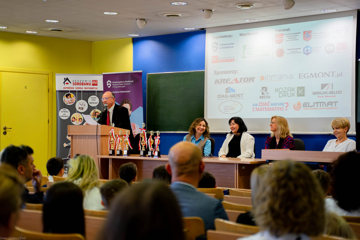 Komisja mistrzostw sorobanu na auli przed uczestnikami