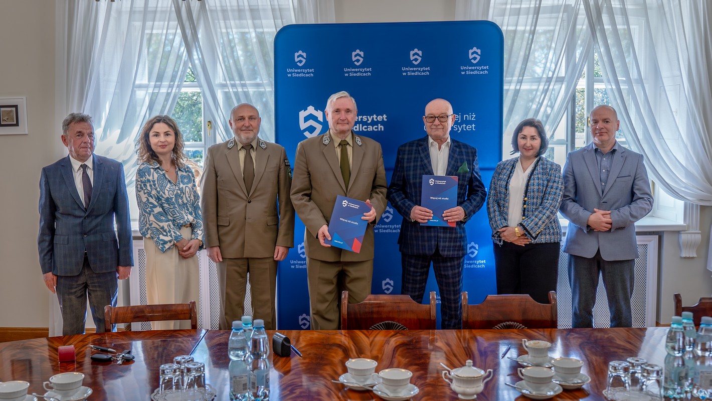 Przedstawiciele władz uczelni, Instytutu Nauk Biologicznych oraz Mazowieckich Parków Krajobrazowych pozują do zdjęcia