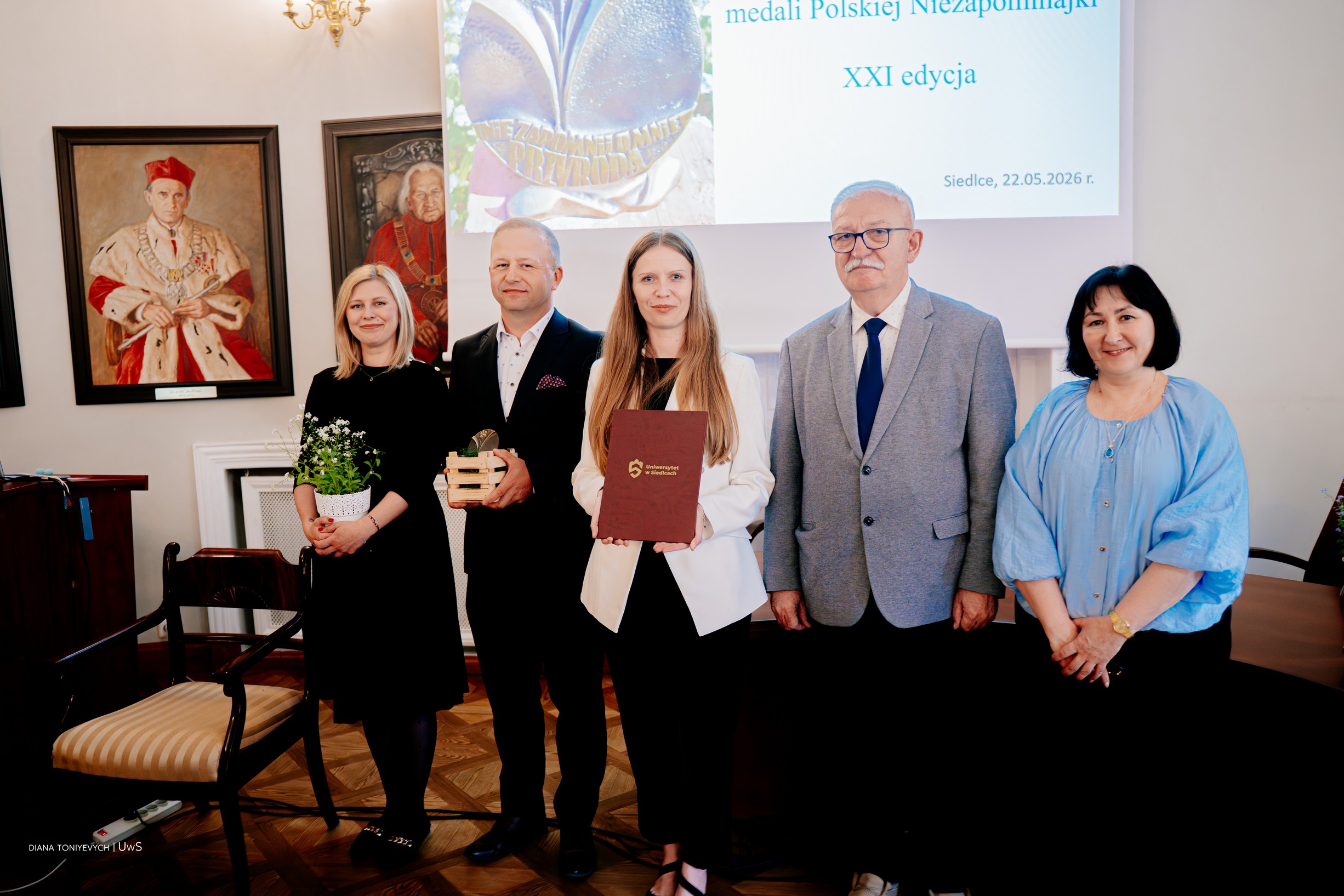 Uczestnicy Niezapominajki pozują do pamiątkowego zdjęcia